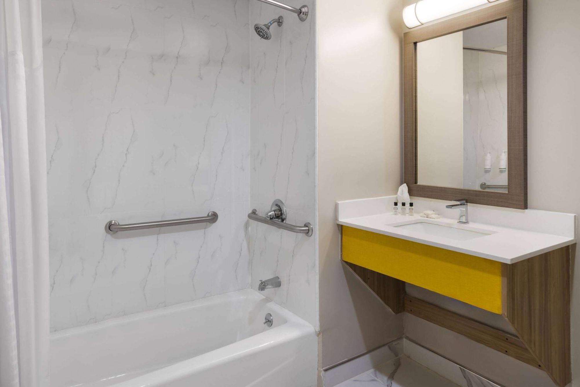 Days Inn By Wyndham Staten Island ニューヨーク エクステリア 写真